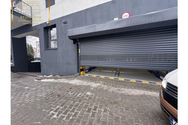 Świnoujście, Piłsudskiego, Samodzielny garaż czterostanowiskowy z platformami 32m2 z własną bramą